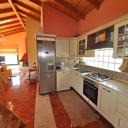 Byronas Apartments- Maisonette With Sea-view Apartamento